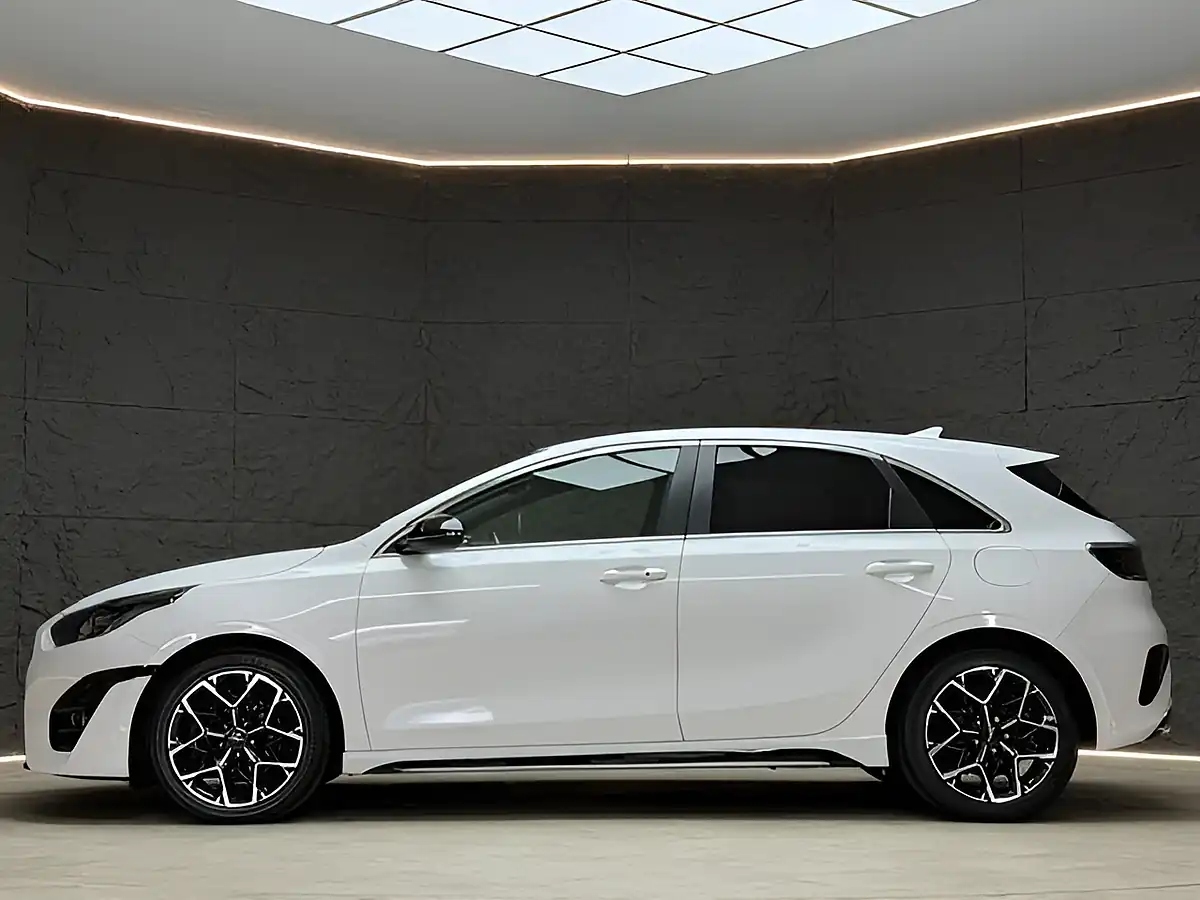 Used 2022 Kia Ceed GT-Line White - Interior and Exterior details 14