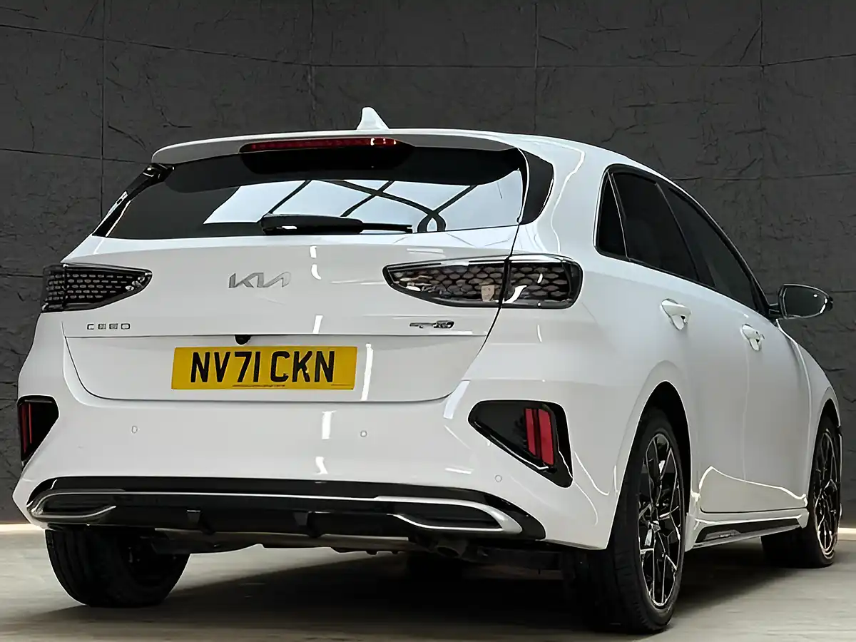 Used 2022 Kia Ceed GT-Line White - Interior and Exterior details 18
