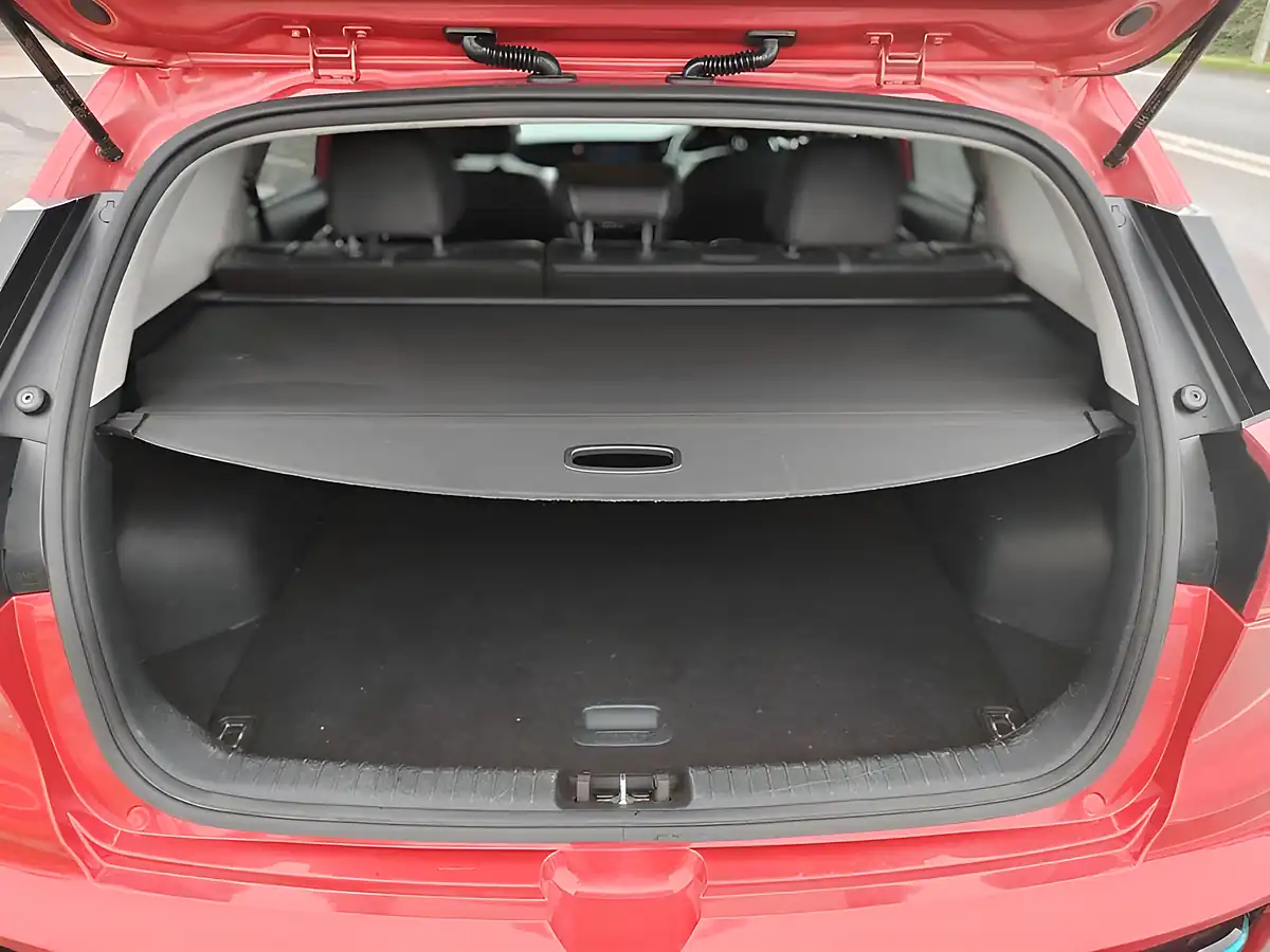 Used 2022 Kia Niro 2 Red - Interior and Exterior details 12