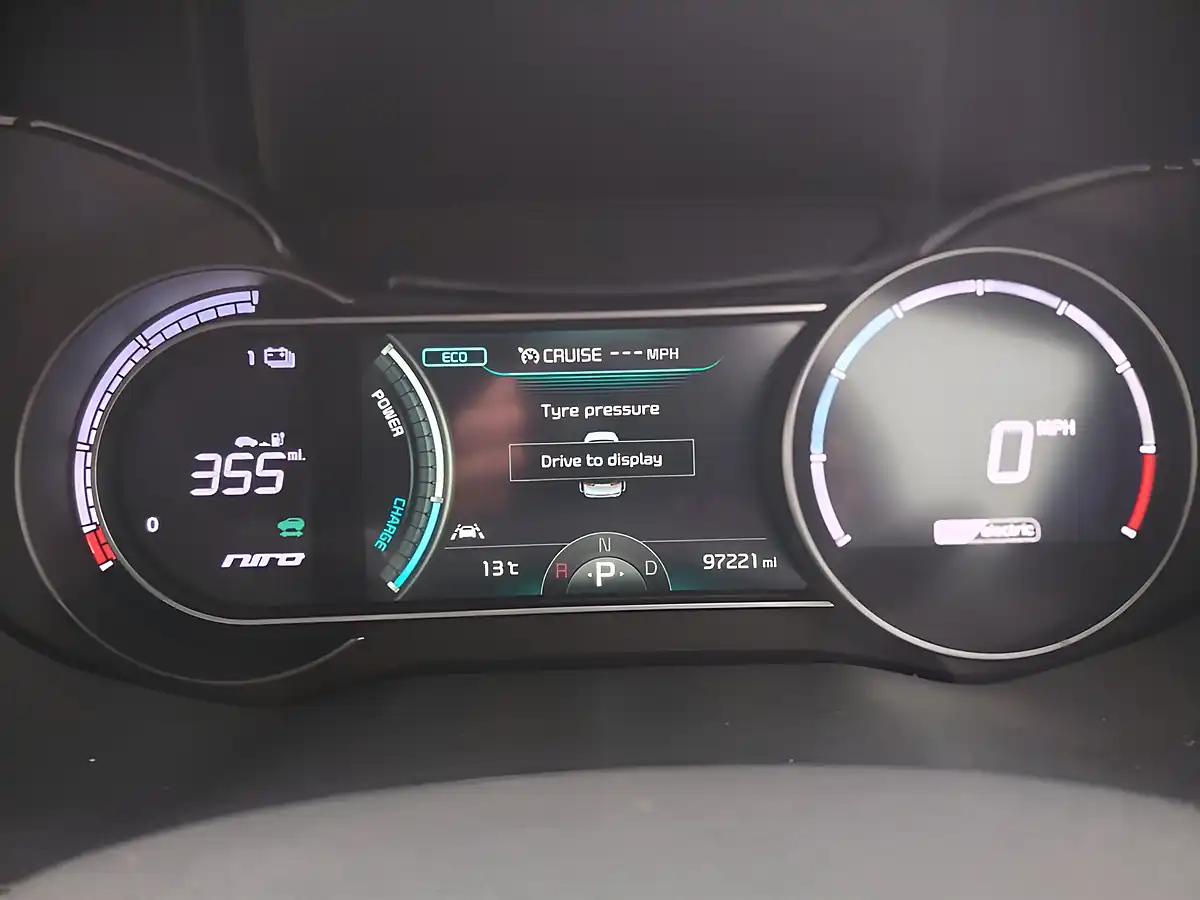 Used 2022 Kia Niro 2 Red - Interior and Exterior details 13