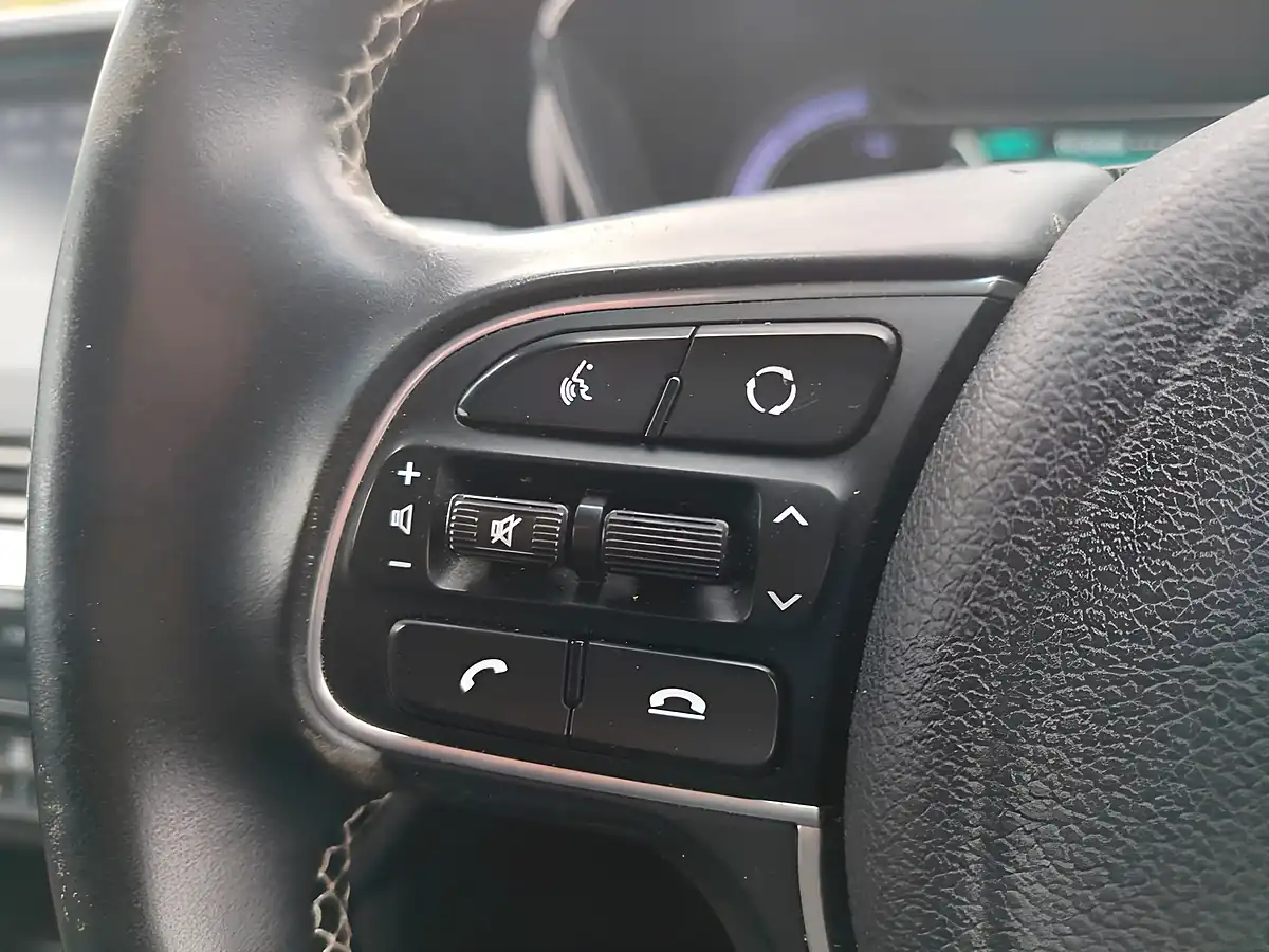 Used 2022 Kia Niro 2 Red - Interior and Exterior details 17