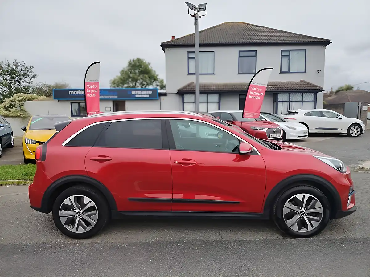 Used 2022 Kia Niro 2 Red - Interior and Exterior details 8