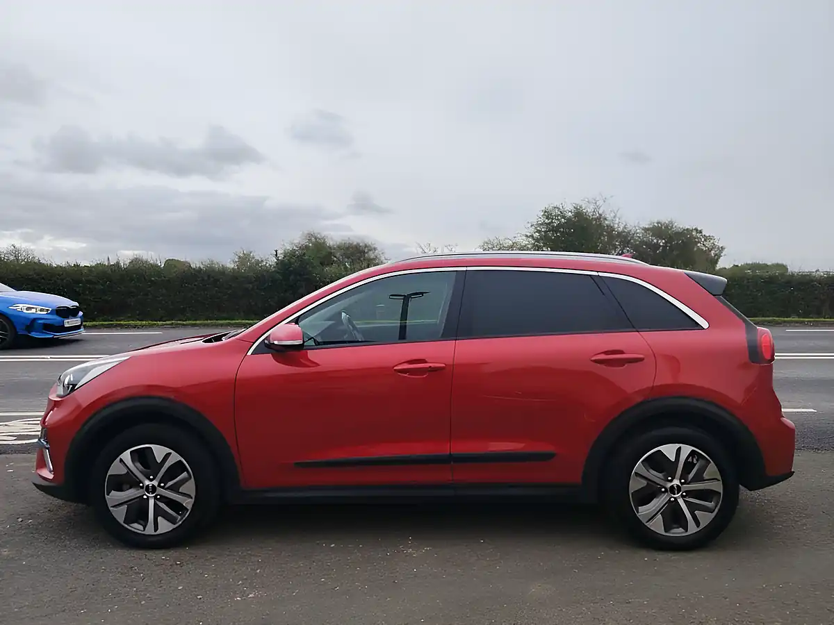 Used 2022 Kia Niro 2 Red - Interior and Exterior details 9