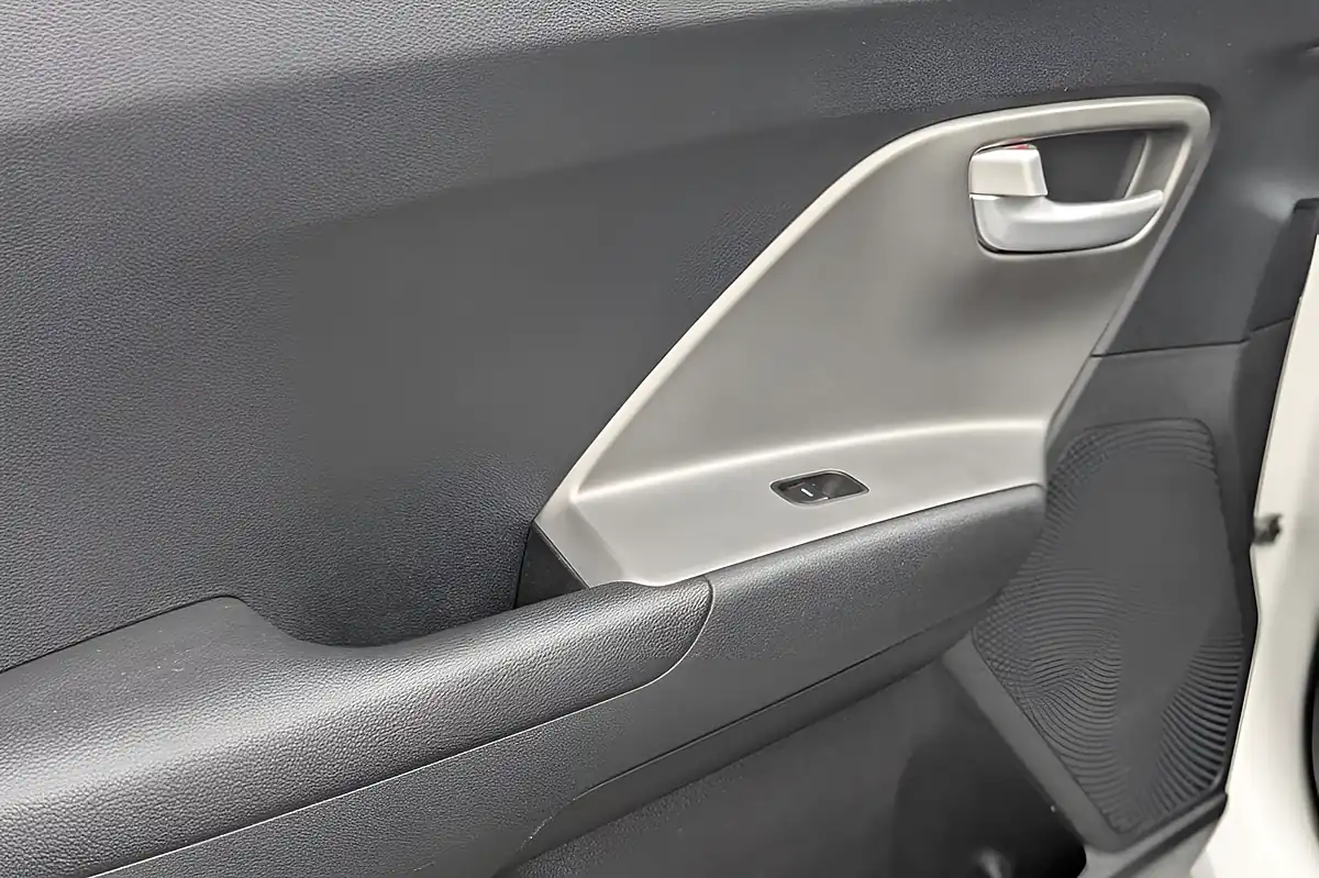 Used 2022 Kia Niro 2 White - Interior and Exterior details 14