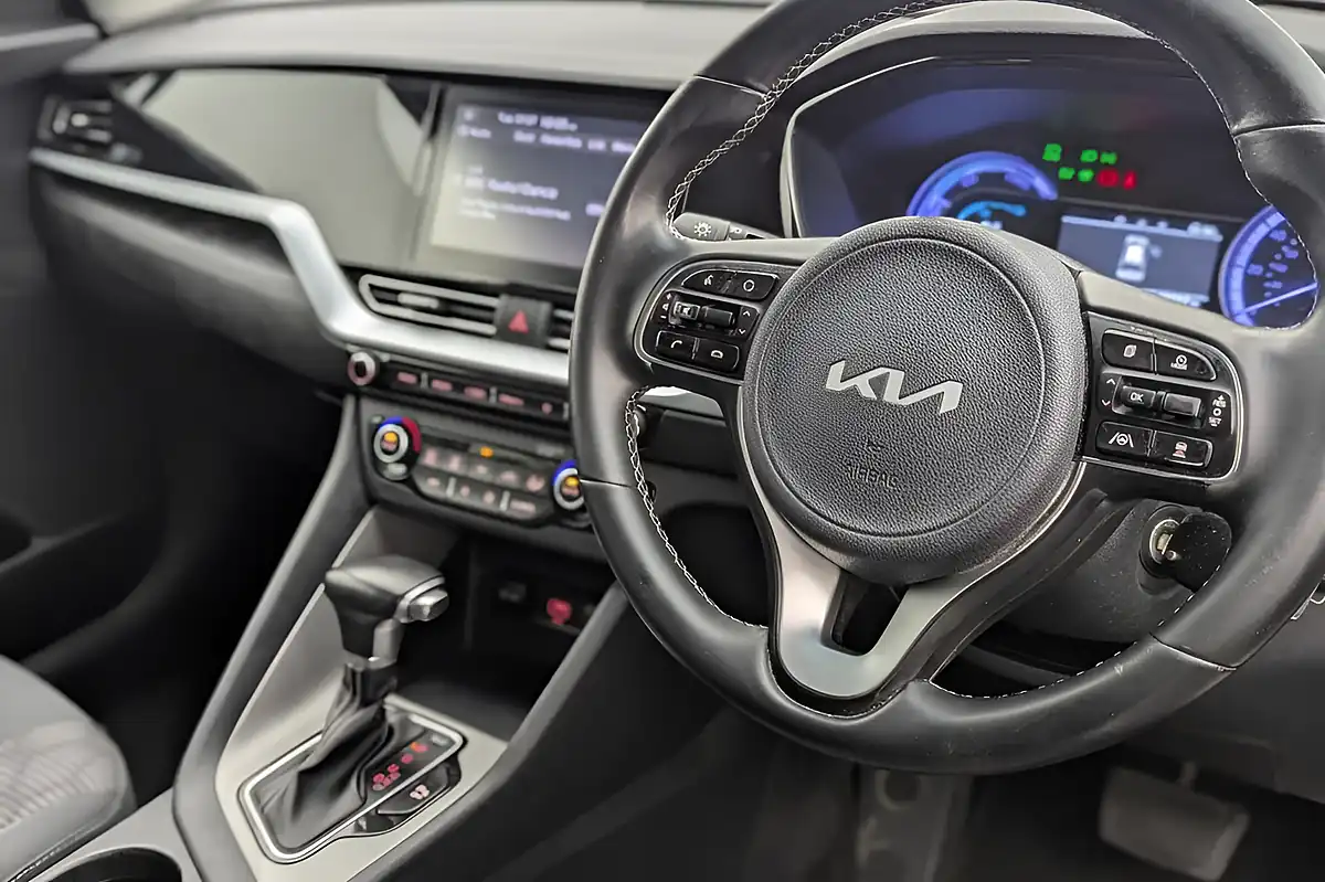 Used 2022 Kia Niro 2 White - Interior and Exterior details 15