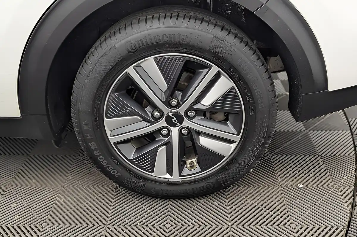 Used 2022 Kia Niro 2 White - Interior and Exterior details 20