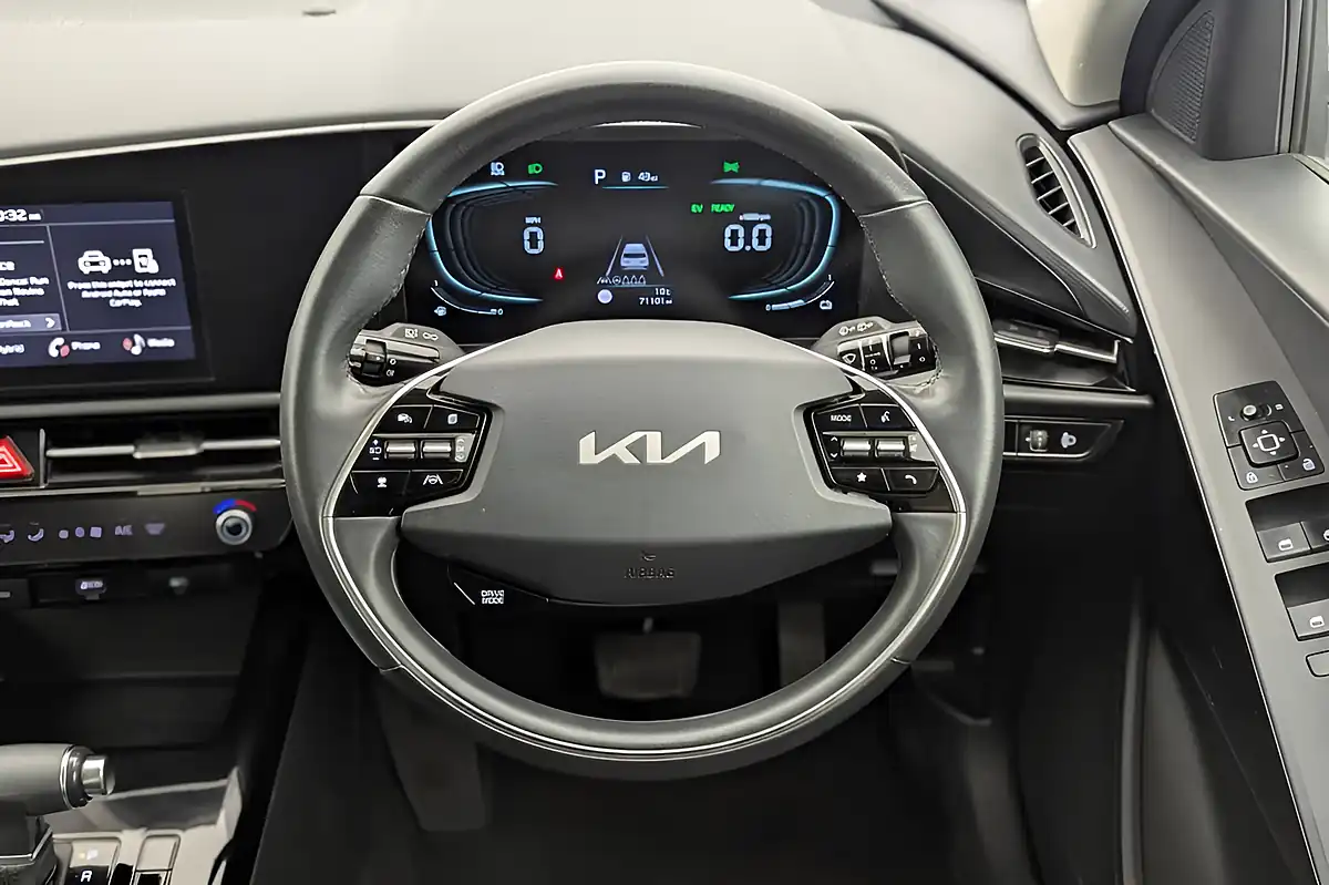 Used 2022 Kia Niro 2 White - Interior and Exterior details 14