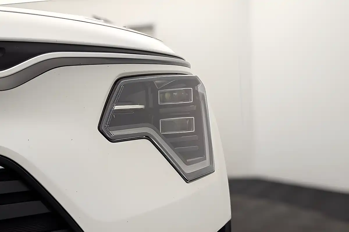 Used 2022 Kia Niro 2 White - Interior and Exterior details 17