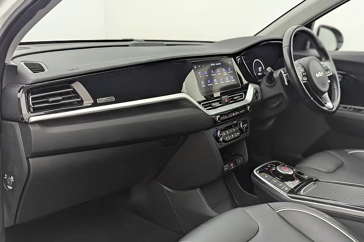 Used 2022 Kia Niro 3 White - Interior and Exterior details 15
