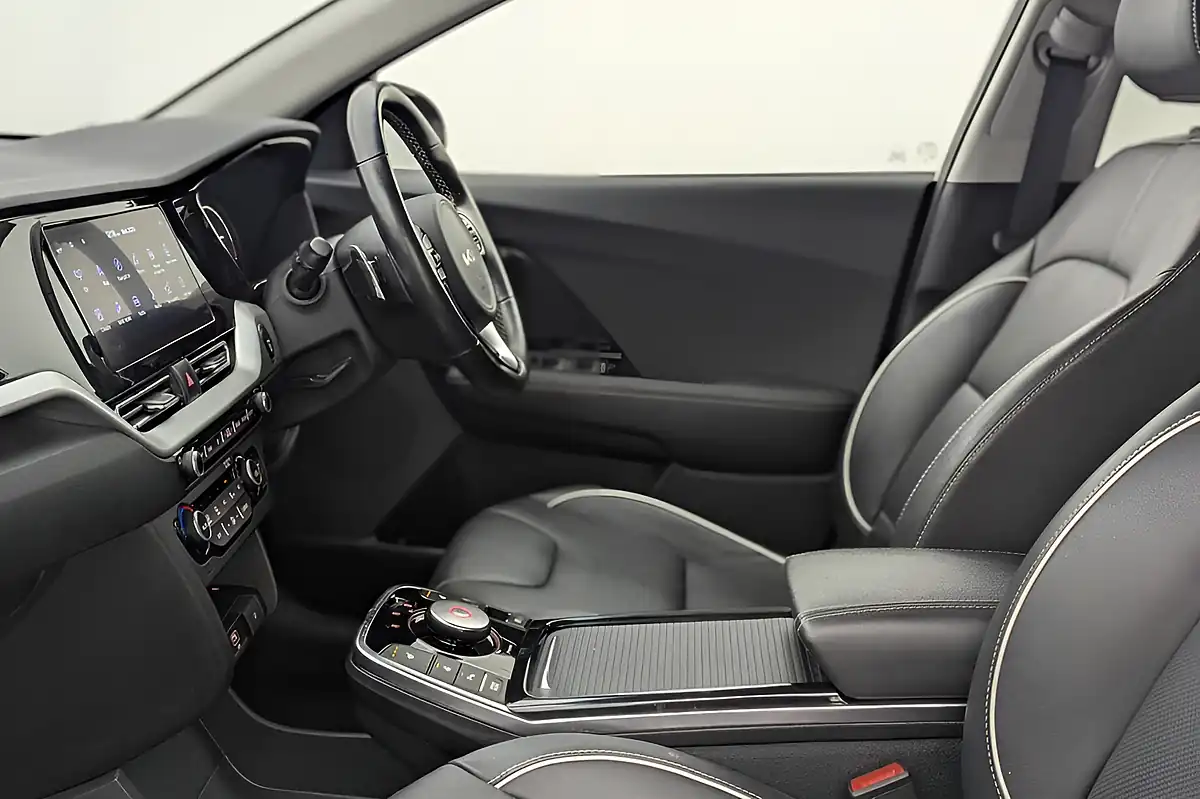 Used 2022 Kia Niro 3 White - Interior and Exterior details 16