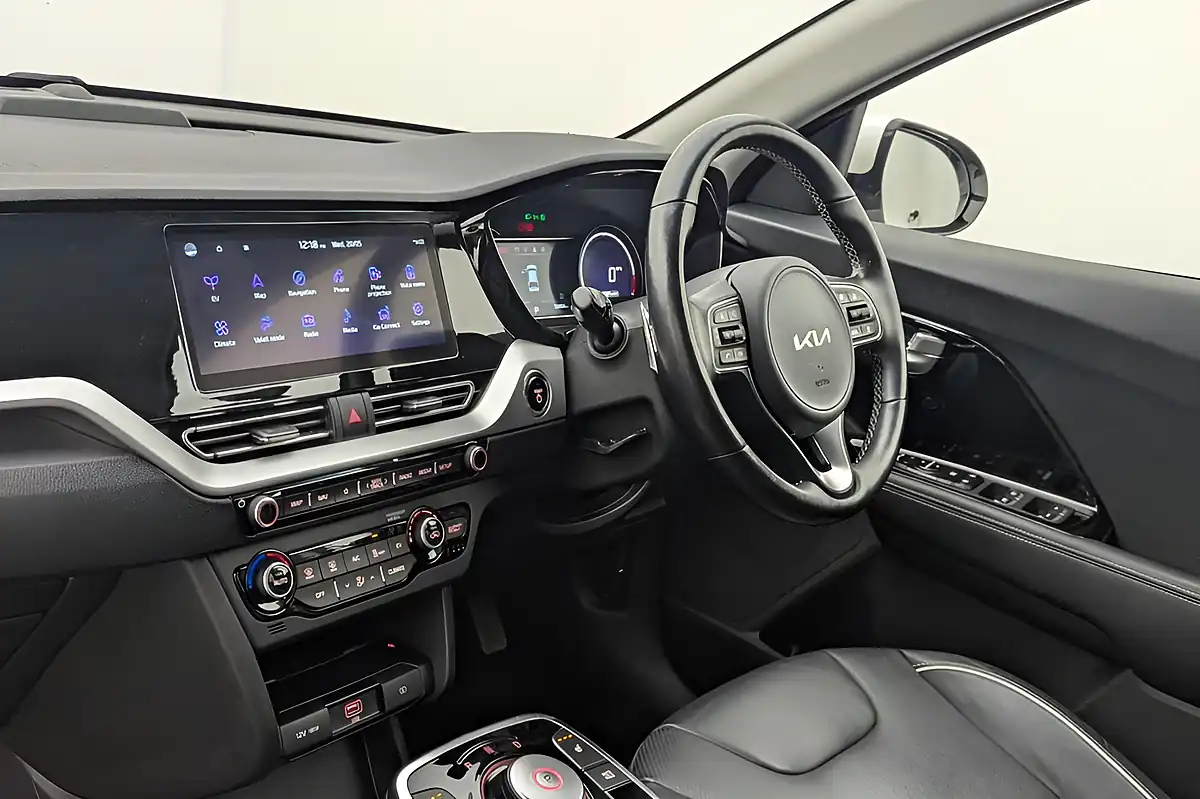 Used 2022 Kia Niro 3 White - Interior and Exterior details 17