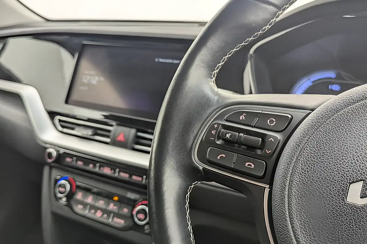Used 2022 Kia Niro 3 White - Interior and Exterior details 7