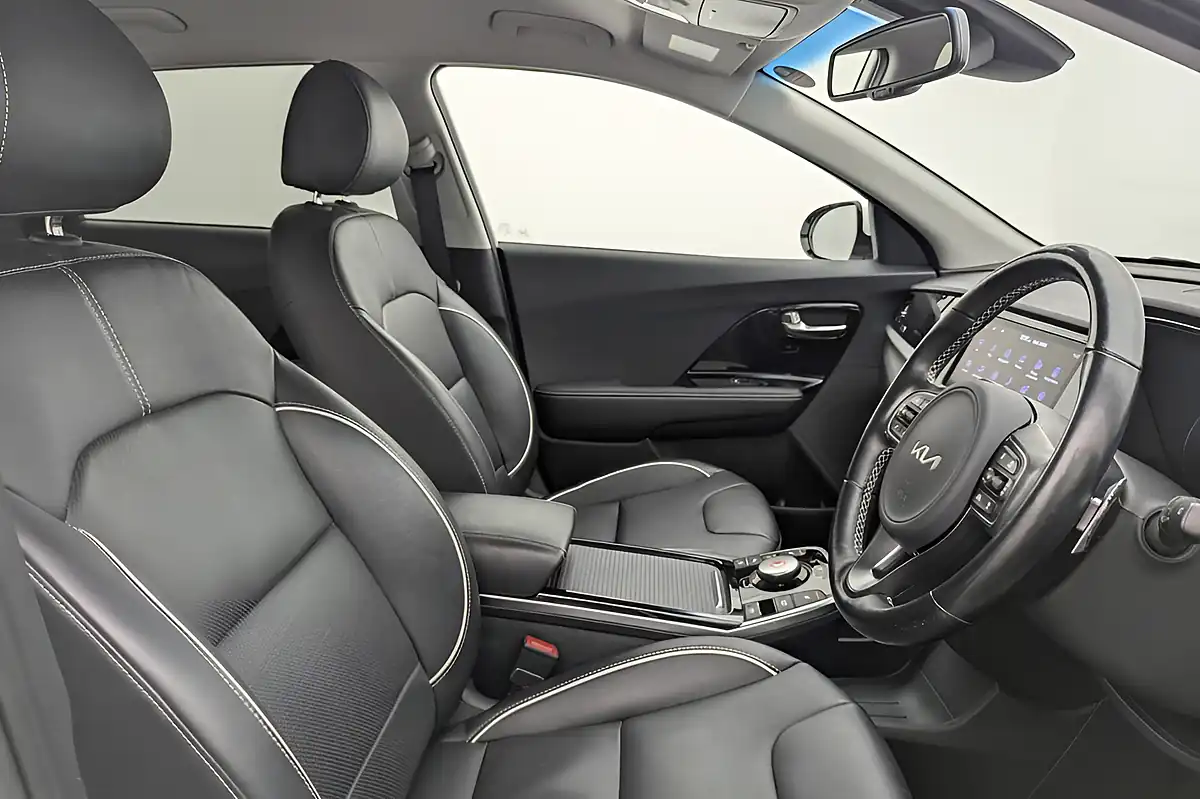 Used 2022 Kia Niro 3 White - Interior and Exterior details 8