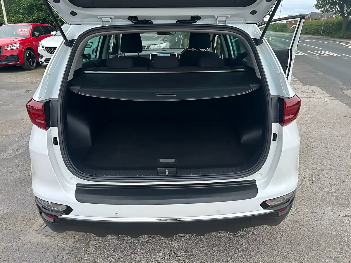 Used 2022 Kia Sportage 2 White - Interior and Exterior details 15