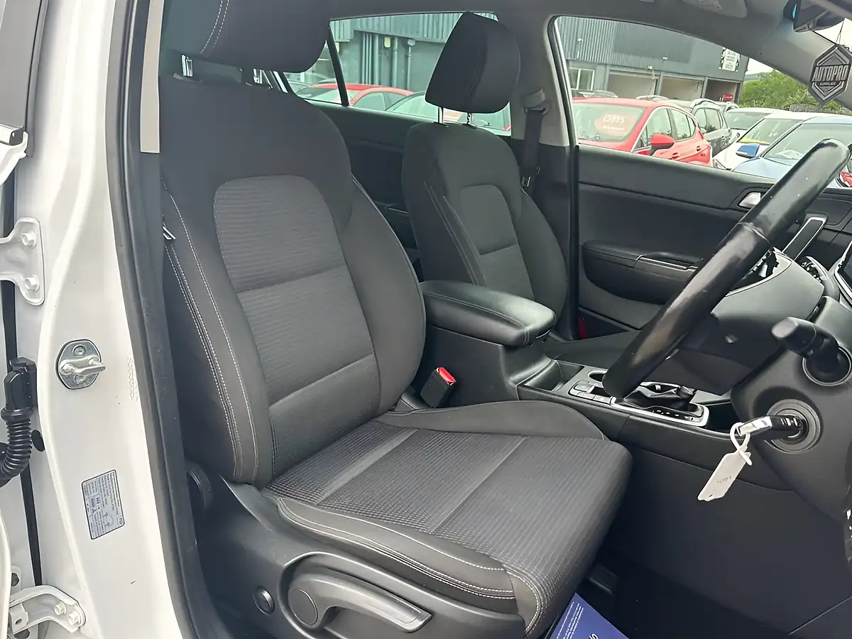 Used 2022 Kia Sportage 2 White - Interior and Exterior details 4
