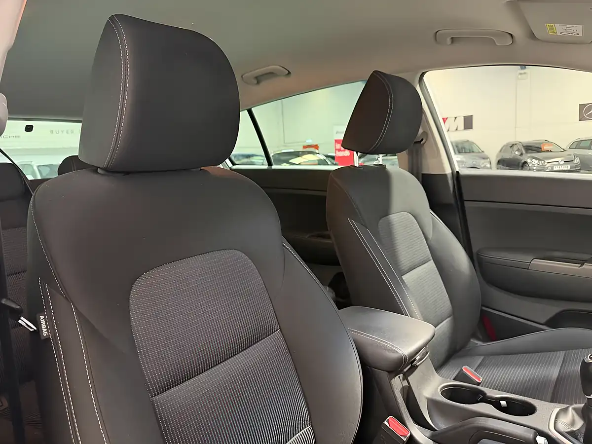 Used 2022 Kia Sportage 2 White - Interior and Exterior details 12