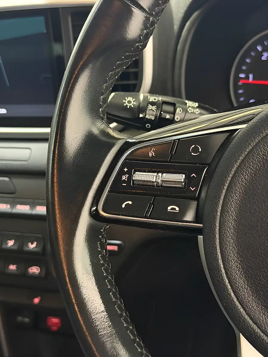 Used 2022 Kia Sportage 2 White - Interior and Exterior details 18