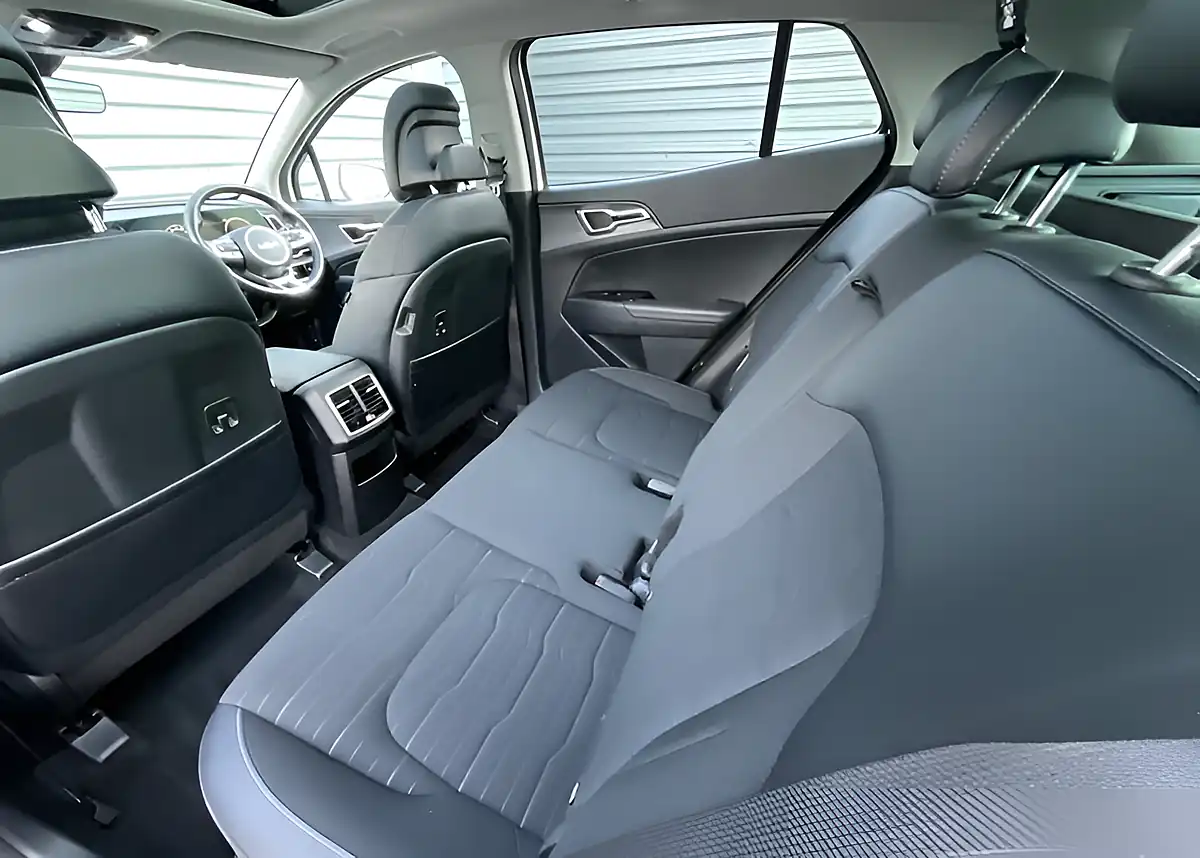Used 2022 Kia Sportage 4 White - Interior and Exterior details 11