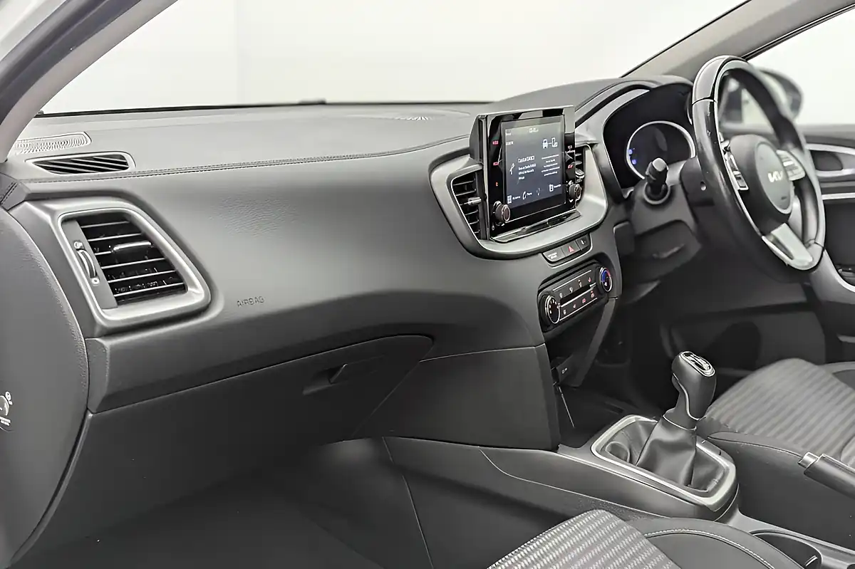 Used 2022 Kia Xceed 2 White - Interior and Exterior details 12