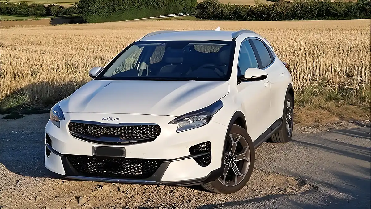 Used 2022 Kia Xceed 2 White - Interior and Exterior details 8