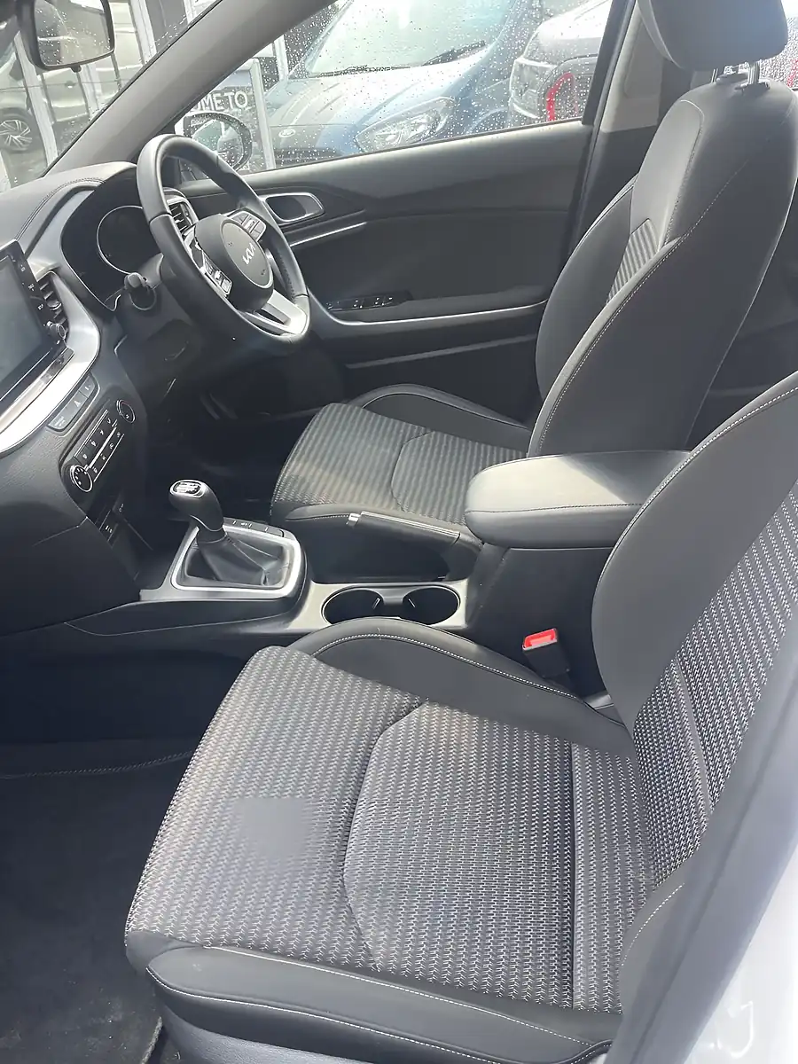 Used 2022 Kia Xceed 2 White - Interior and Exterior details 6