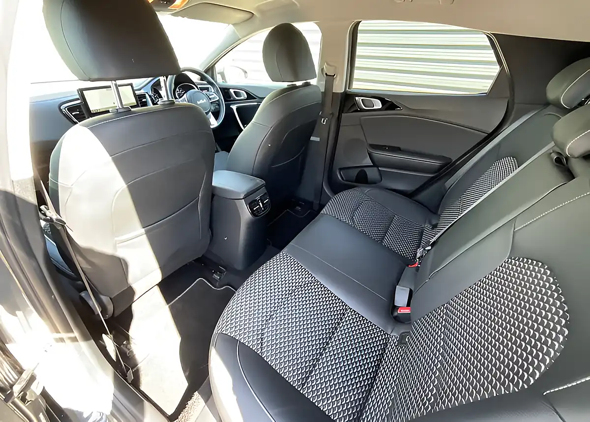 Used 2022 Kia Xceed 3 Dark Penta Metal - Interior and Exterior details 18