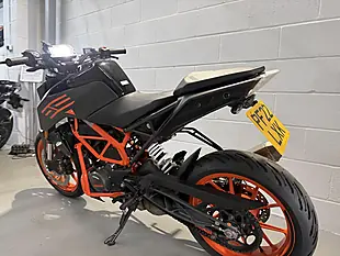 Used 2022 Ktm 125 Duke Naked Black - Interior and Exterior details 10