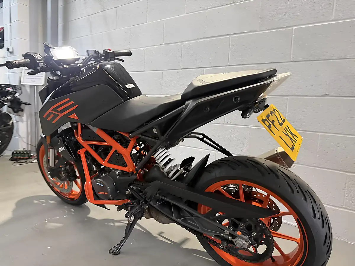 Used 2022 Ktm 125 Duke Naked Black - Interior and Exterior details 10