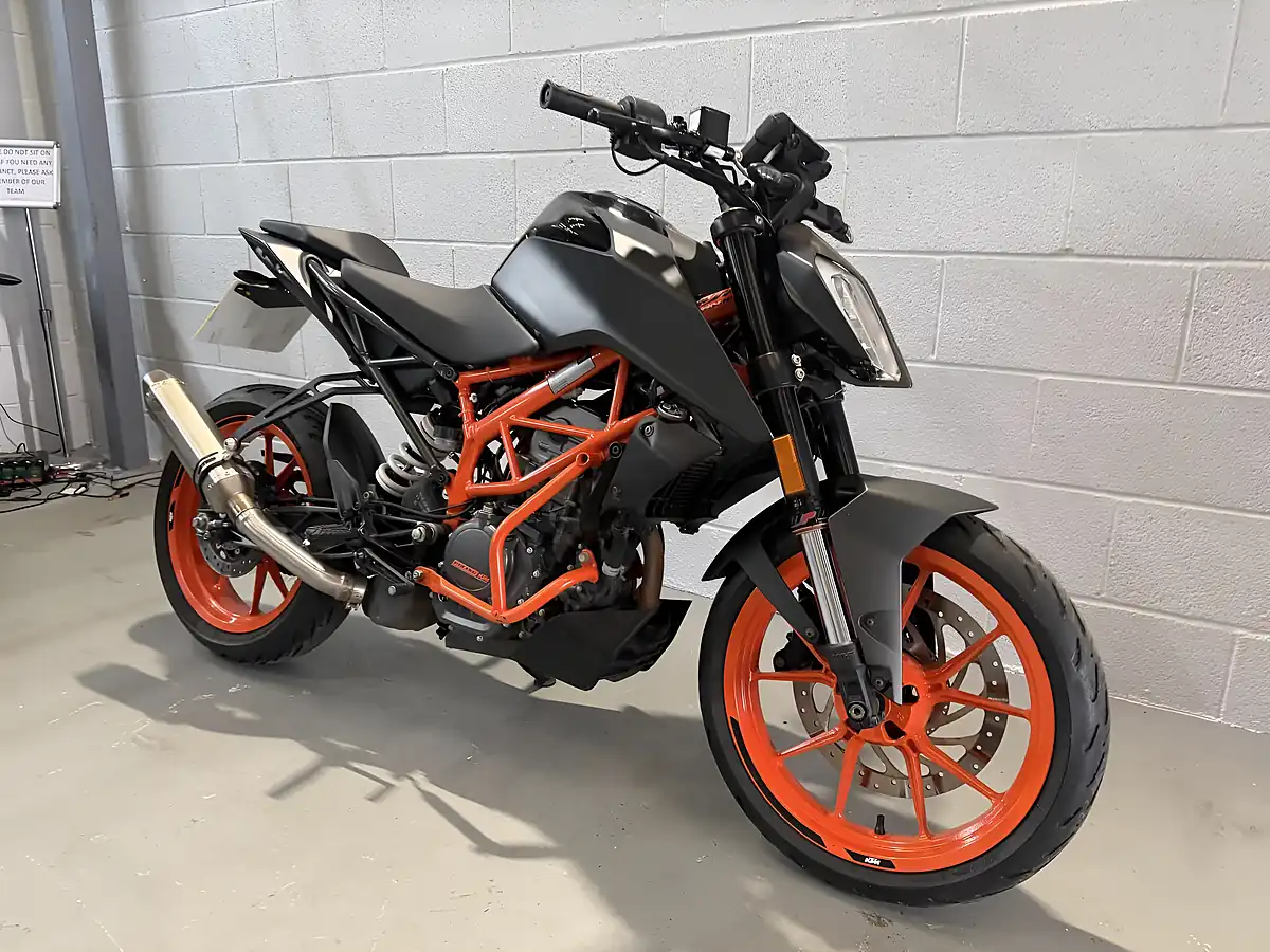 Used 2022 Ktm 125 Duke Naked Black - Interior and Exterior details 3