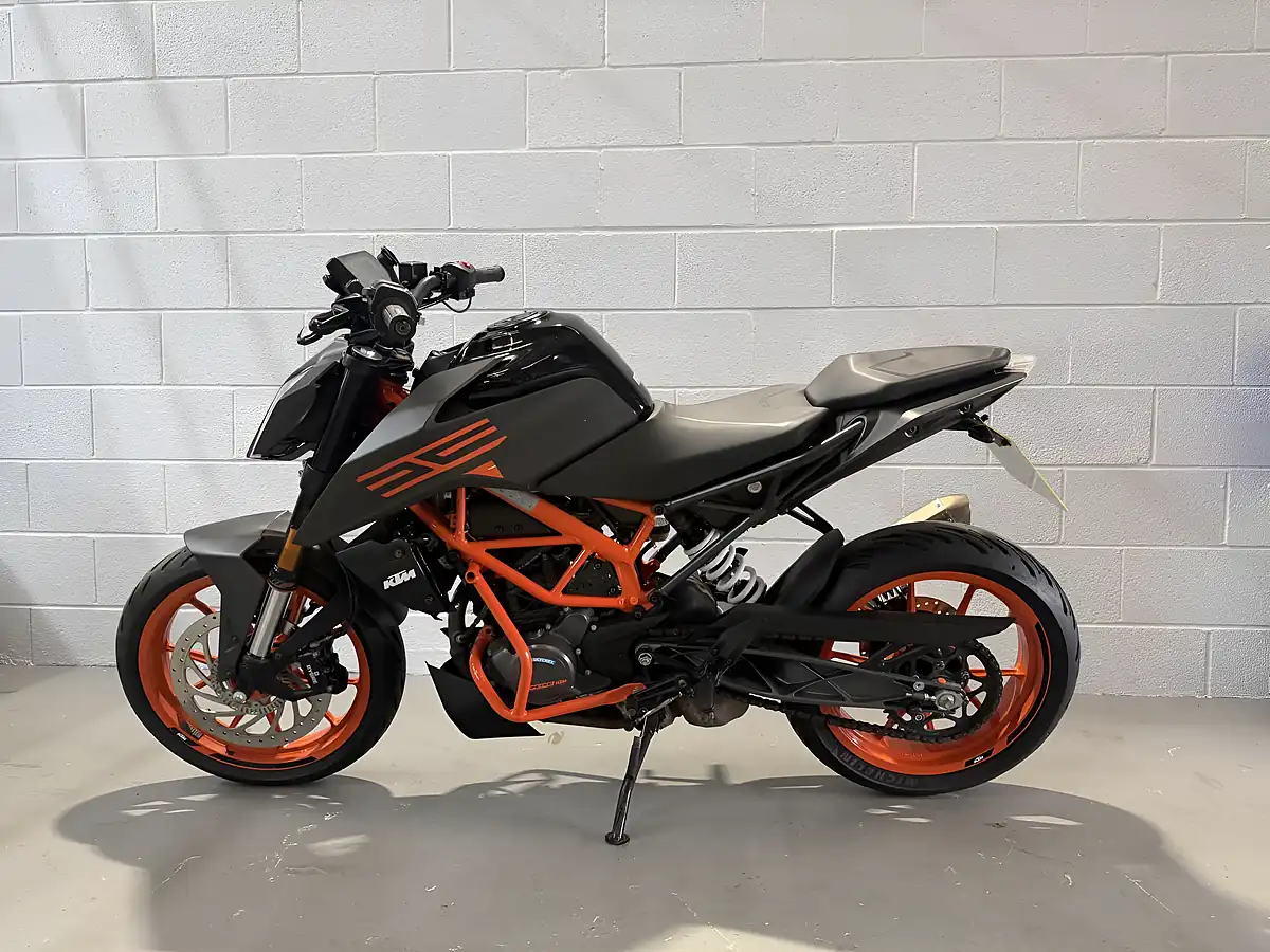 Used 2022 Ktm 125 Duke Naked Black - Interior and Exterior details 6