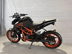 Used 2022 Ktm 125 Duke Naked Black - Interior and Exterior details 8