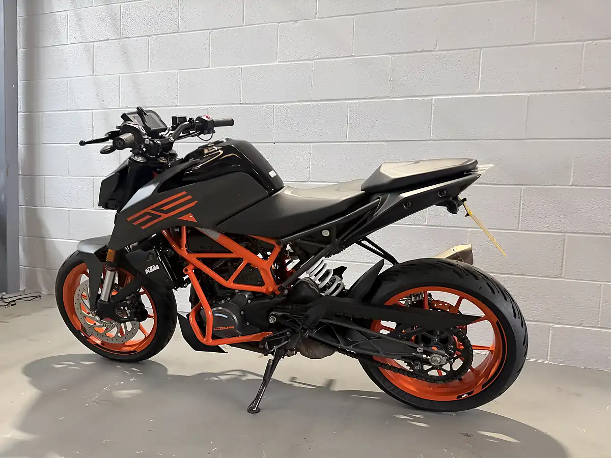 Used 2022 Ktm 125 Duke Naked Black - Interior and Exterior details 8