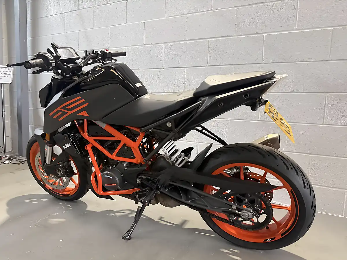 Used 2022 Ktm 125 Duke Naked Black - Interior and Exterior details 9