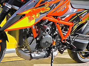Used 2022 Ktm 1290 Super Duke R Orange - Interior and Exterior details 20