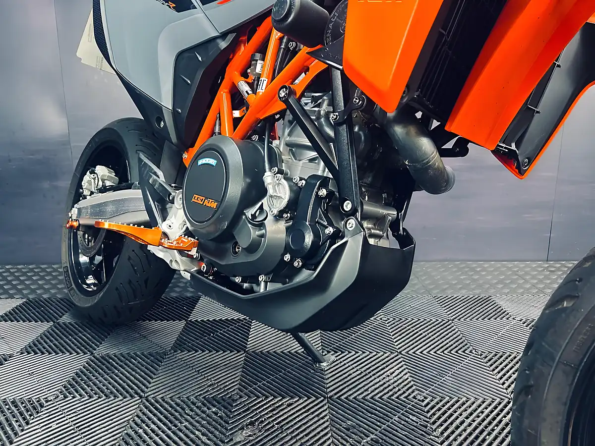 Used 2022 Ktm 690 Smc R Orange - Interior and Exterior details 10