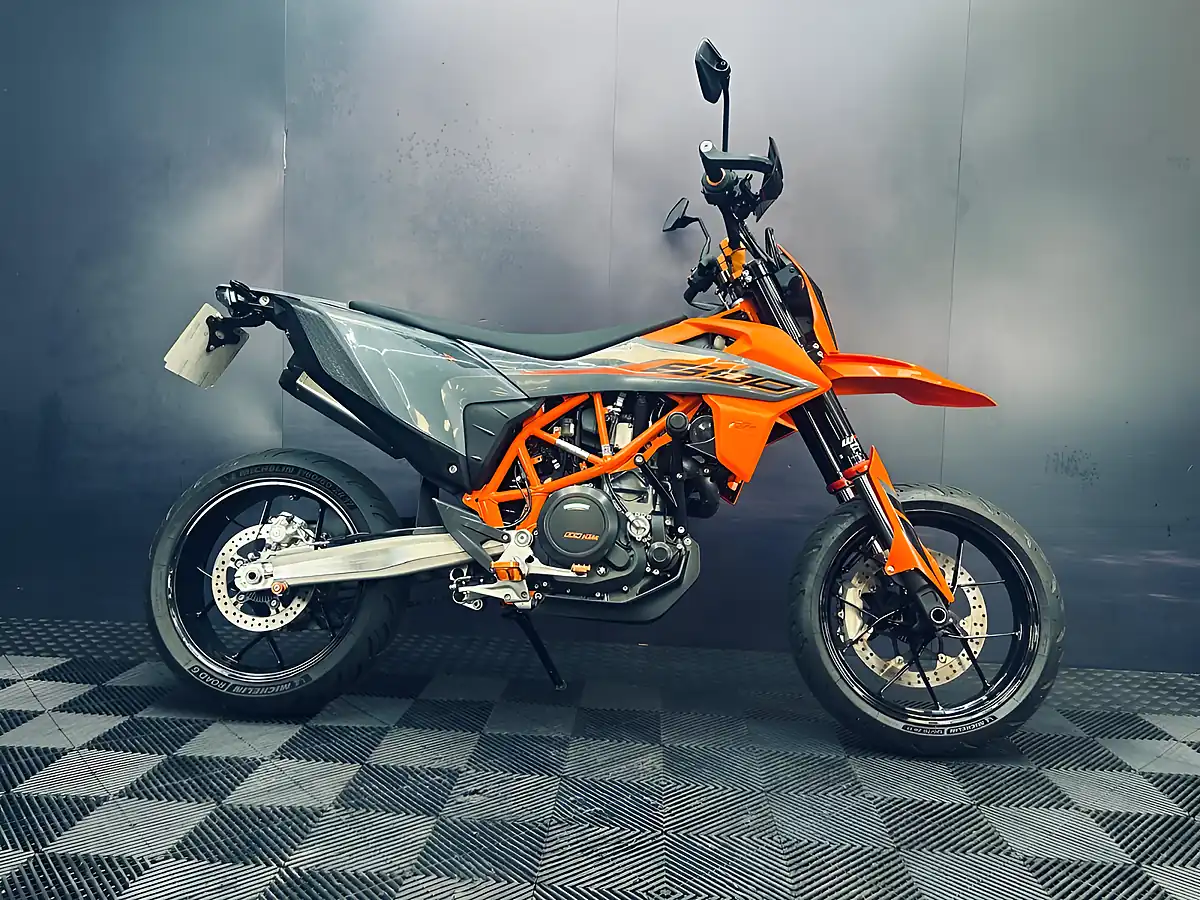 Used 2022 Ktm 690 Smc R Orange - Interior and Exterior details 2