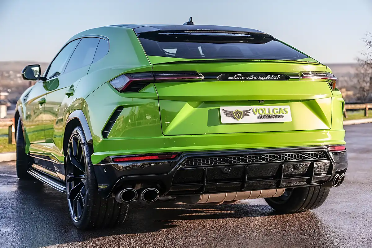 Used 2022 Lamborghini Urus Pearl Capsule Green - Interior and Exterior details 10