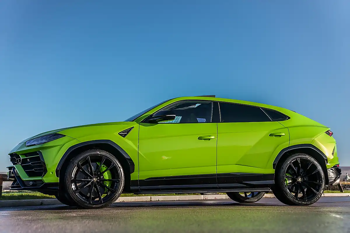 Used 2022 Lamborghini Urus Pearl Capsule Green - Interior and Exterior details 9