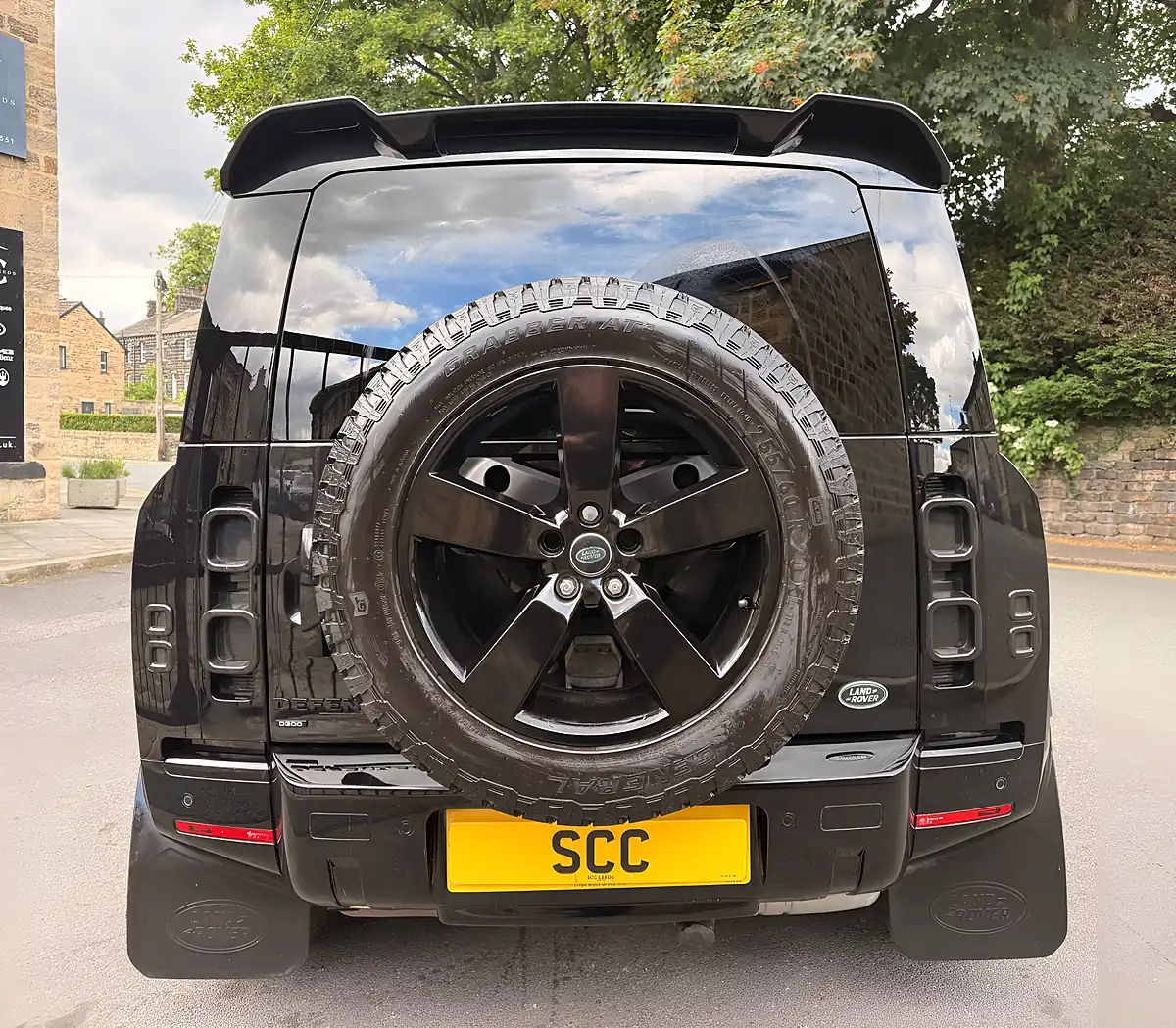 Used 2022 Land Rover Defender 110 Hse Hard Top Santorini Black - Interior and Exterior details 10