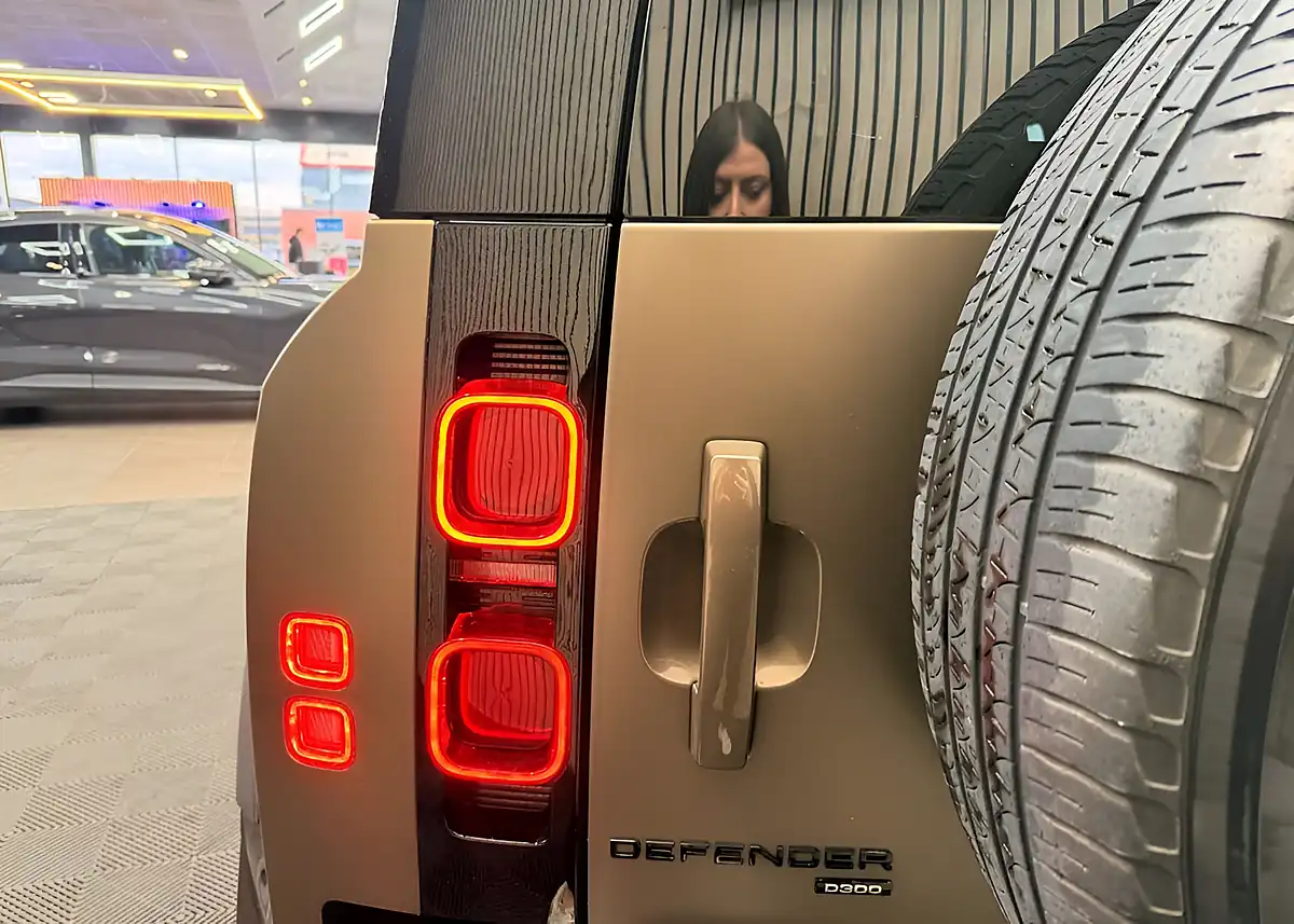 Used 2022 Land Rover Defender 110 X-Dynamic Hse Brown - Interior and Exterior details 17