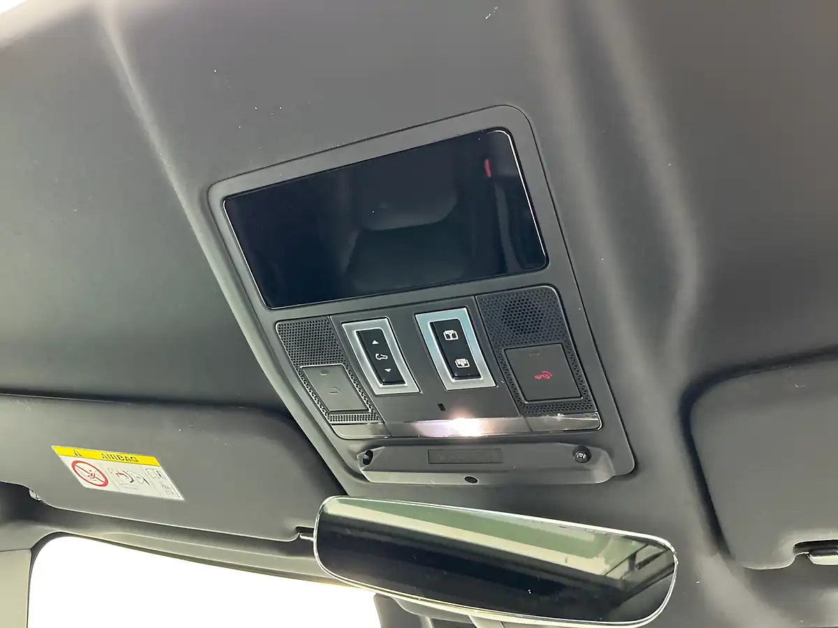 Used 2022 Land Rover Defender 110 X-Dynamic Hse Eiger Grey - Interior and Exterior details 17