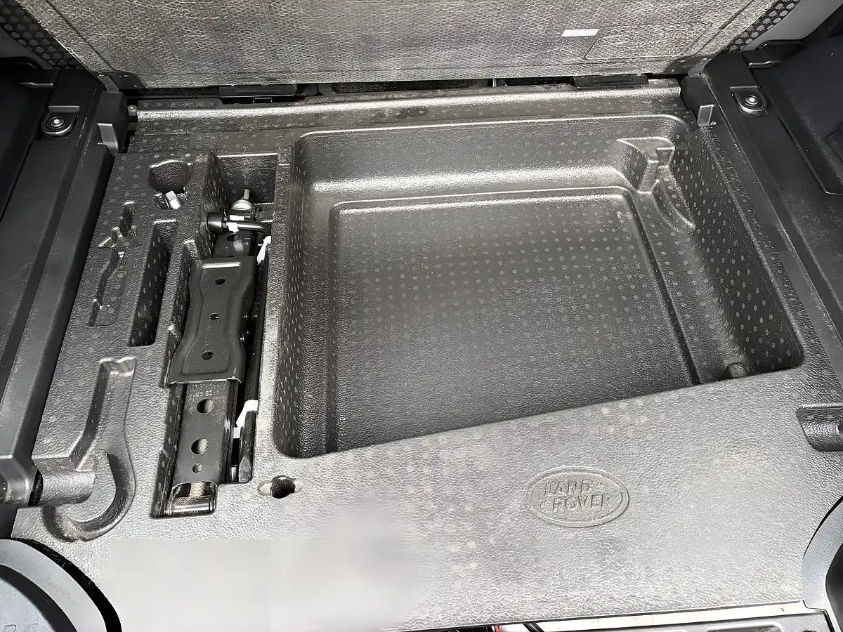 Used 2022 Land Rover Defender 110 X-Dynamic Se Santorini Black - Interior and Exterior details 13