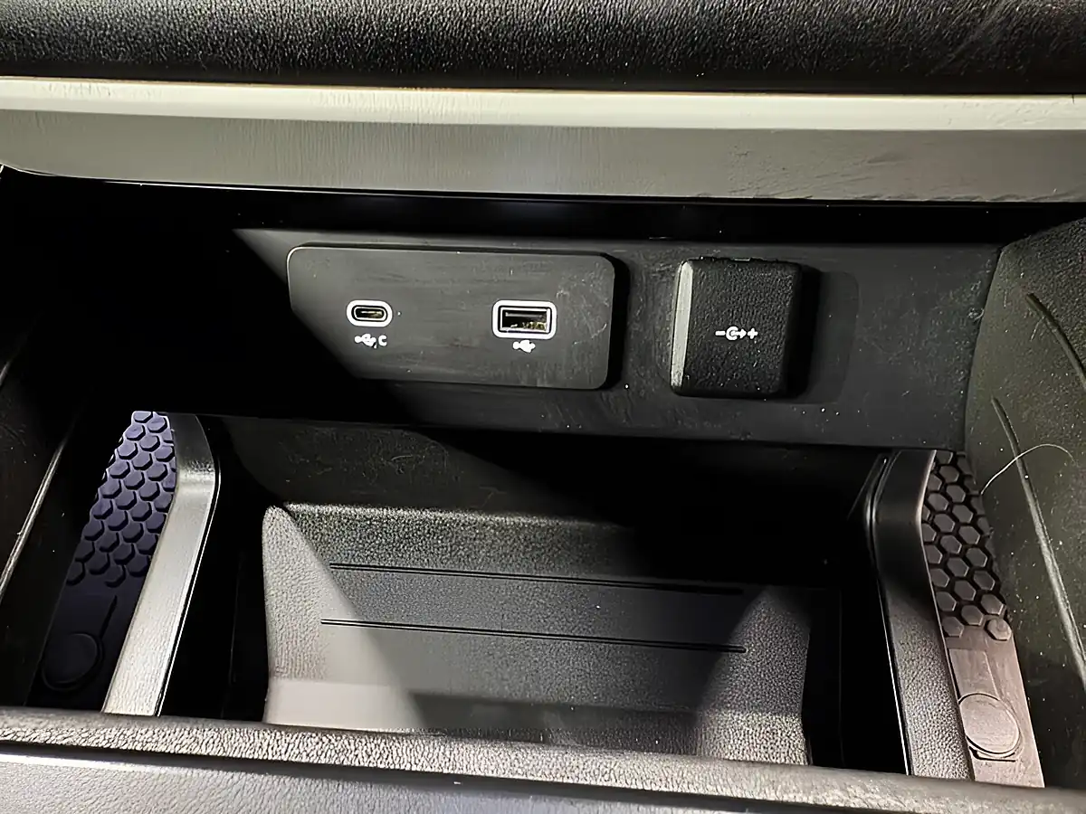Used 2022 Land Rover Defender 90 Black - Interior and Exterior details 10