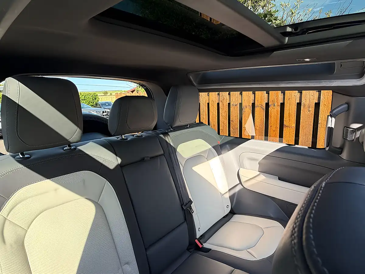 Used 2022 Land Rover Defender 90 X-Dynamic Hse Tasman Blue - Interior and Exterior details 14