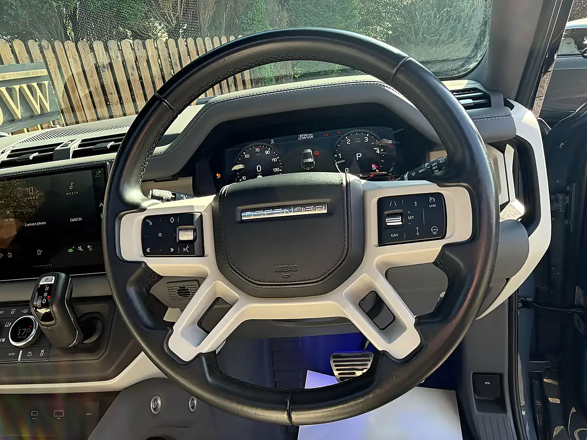 Used 2022 Land Rover Defender 90 X-Dynamic Hse Tasman Blue - Interior and Exterior details 15
