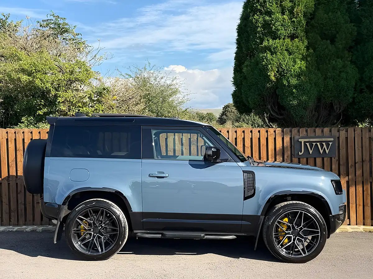 Used 2022 Land Rover Defender 90 X-Dynamic Hse Tasman Blue - Interior and Exterior details 2