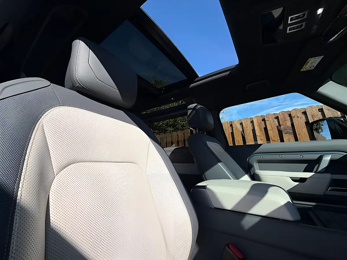 Used 2022 Land Rover Defender 90 X-Dynamic Hse Tasman Blue - Interior and Exterior details 5