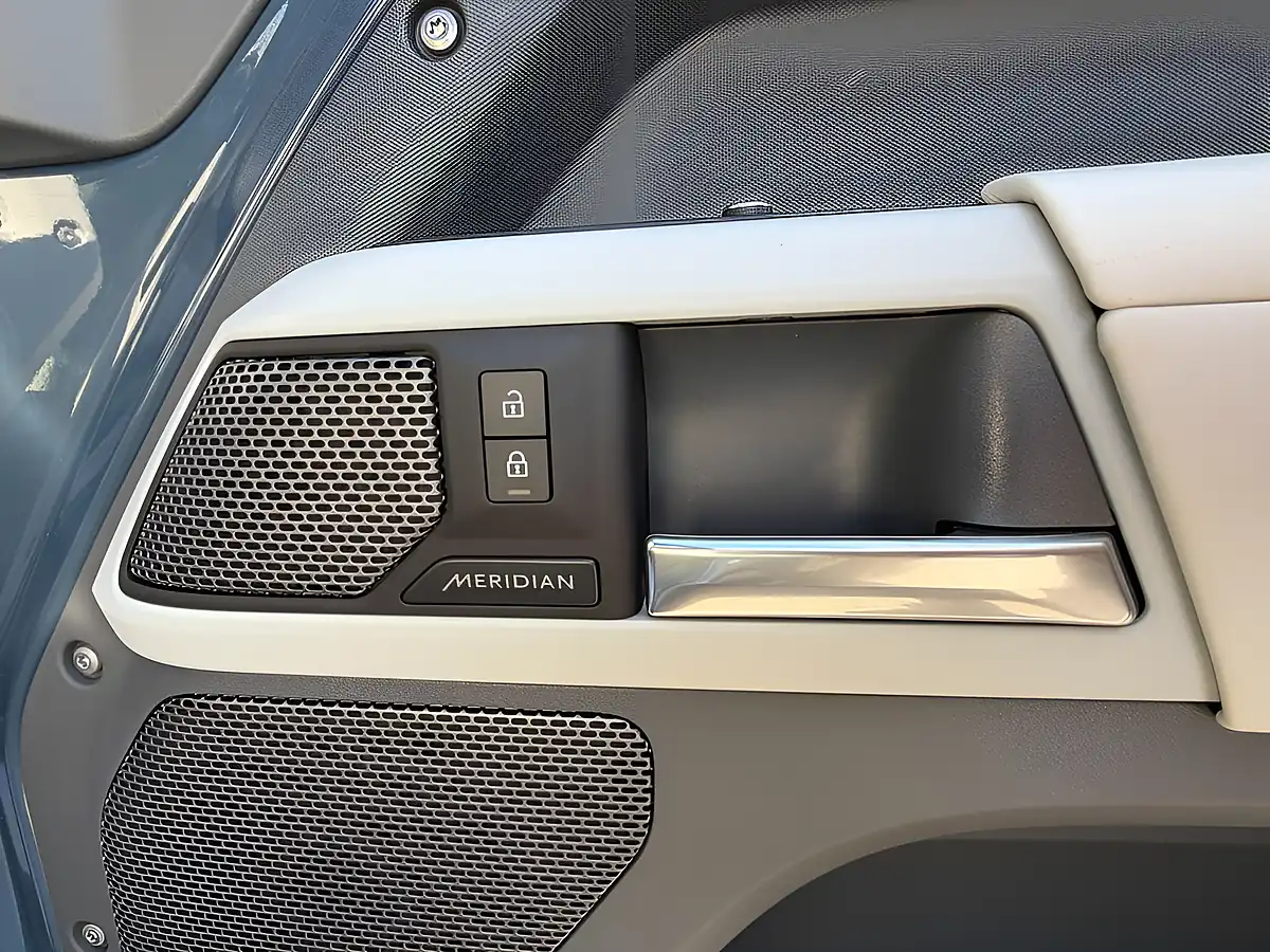 Used 2022 Land Rover Defender 90 X-Dynamic Hse Tasman Blue - Interior and Exterior details 8