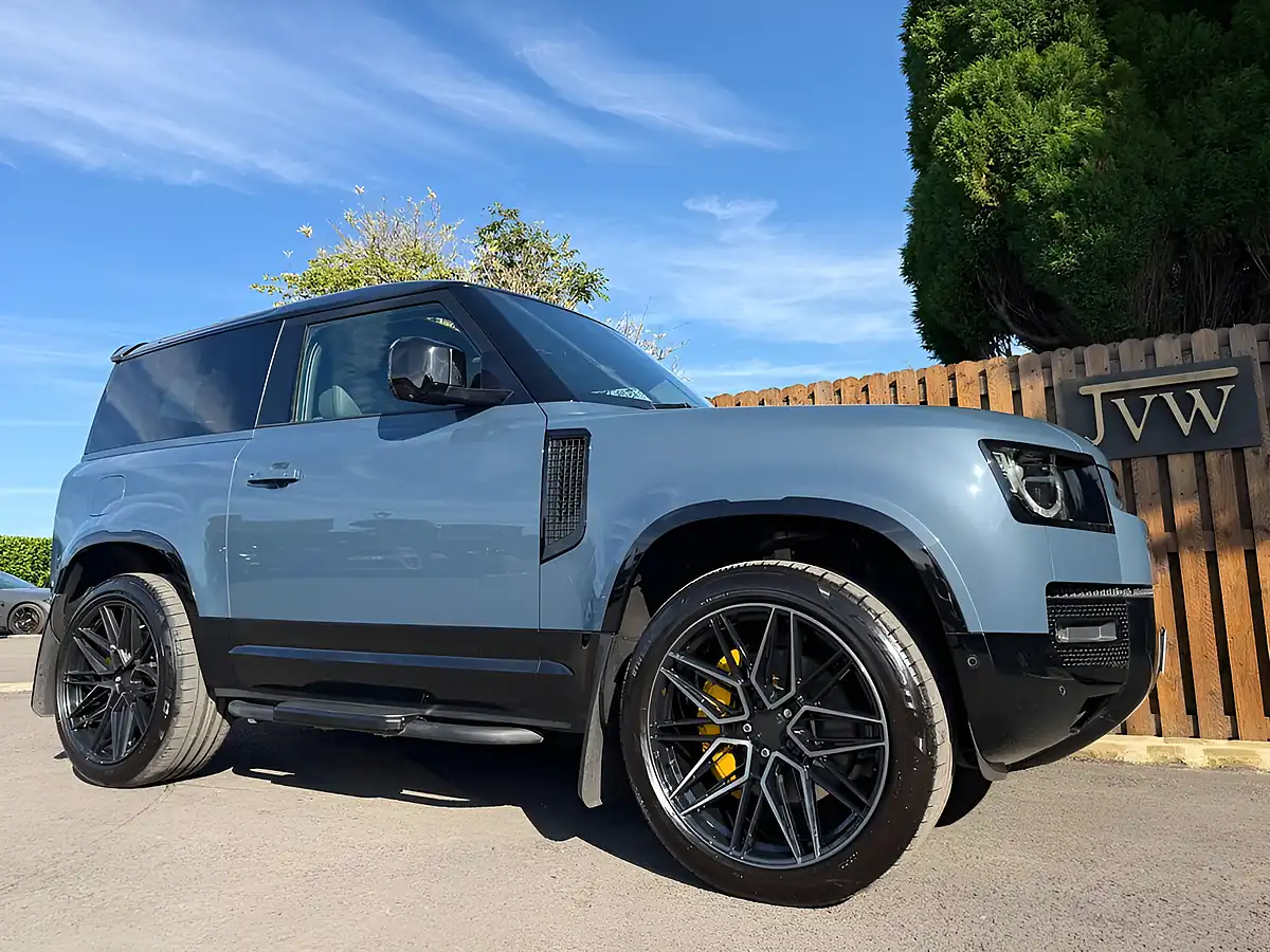 Used 2022 Land Rover Defender 90 X-Dynamic Hse Tasman Blue - Interior and Exterior details 9