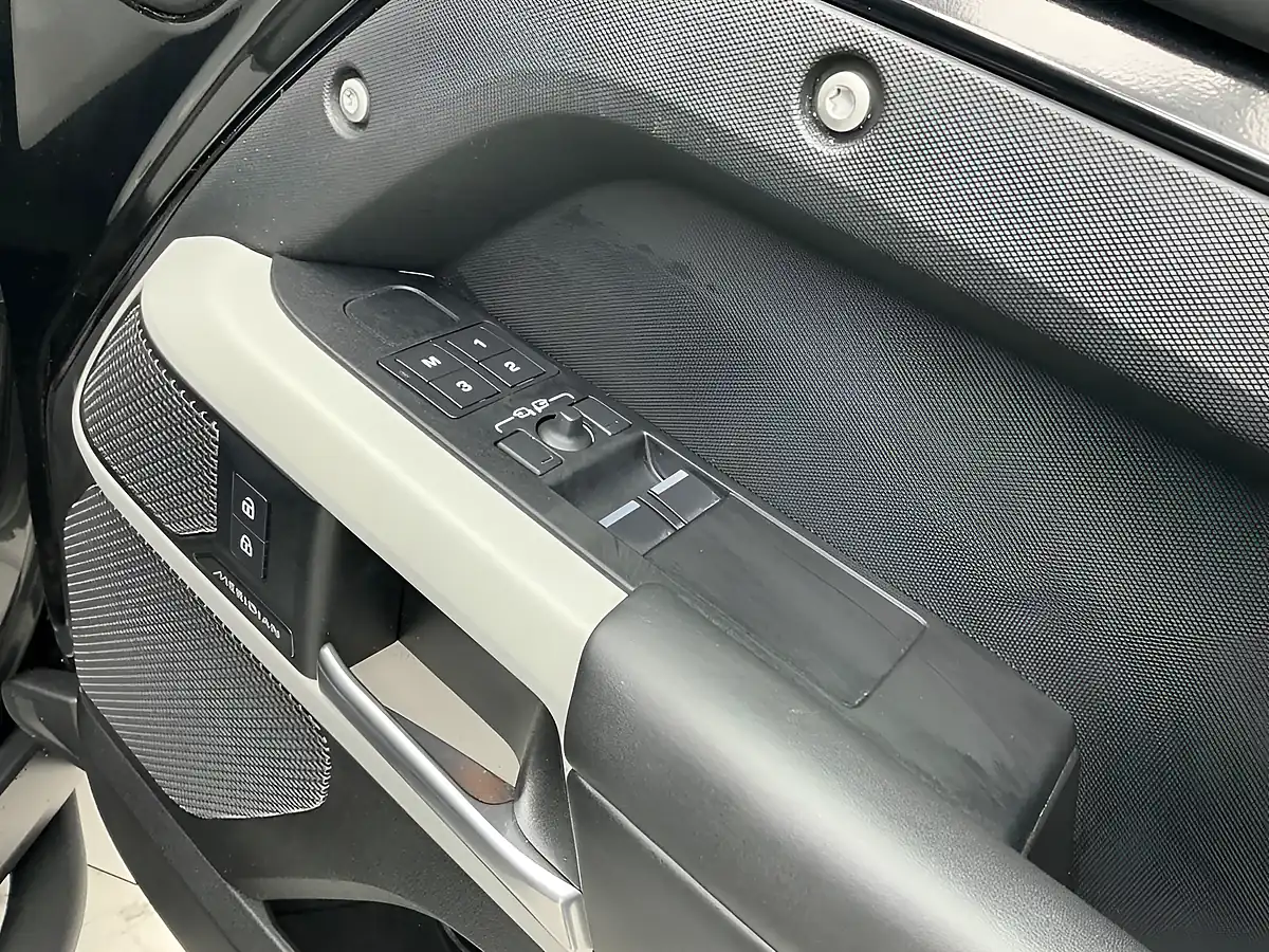 Used 2022 Land Rover Defender X-Dynamic Hse Hard Top Santorini Black - Interior and Exterior details 14